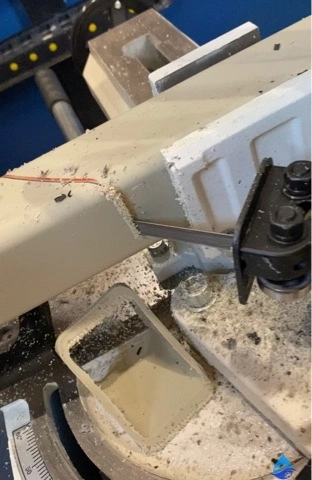 Распил пластика для подставки морской витрины