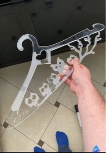 Вешалка из пластика