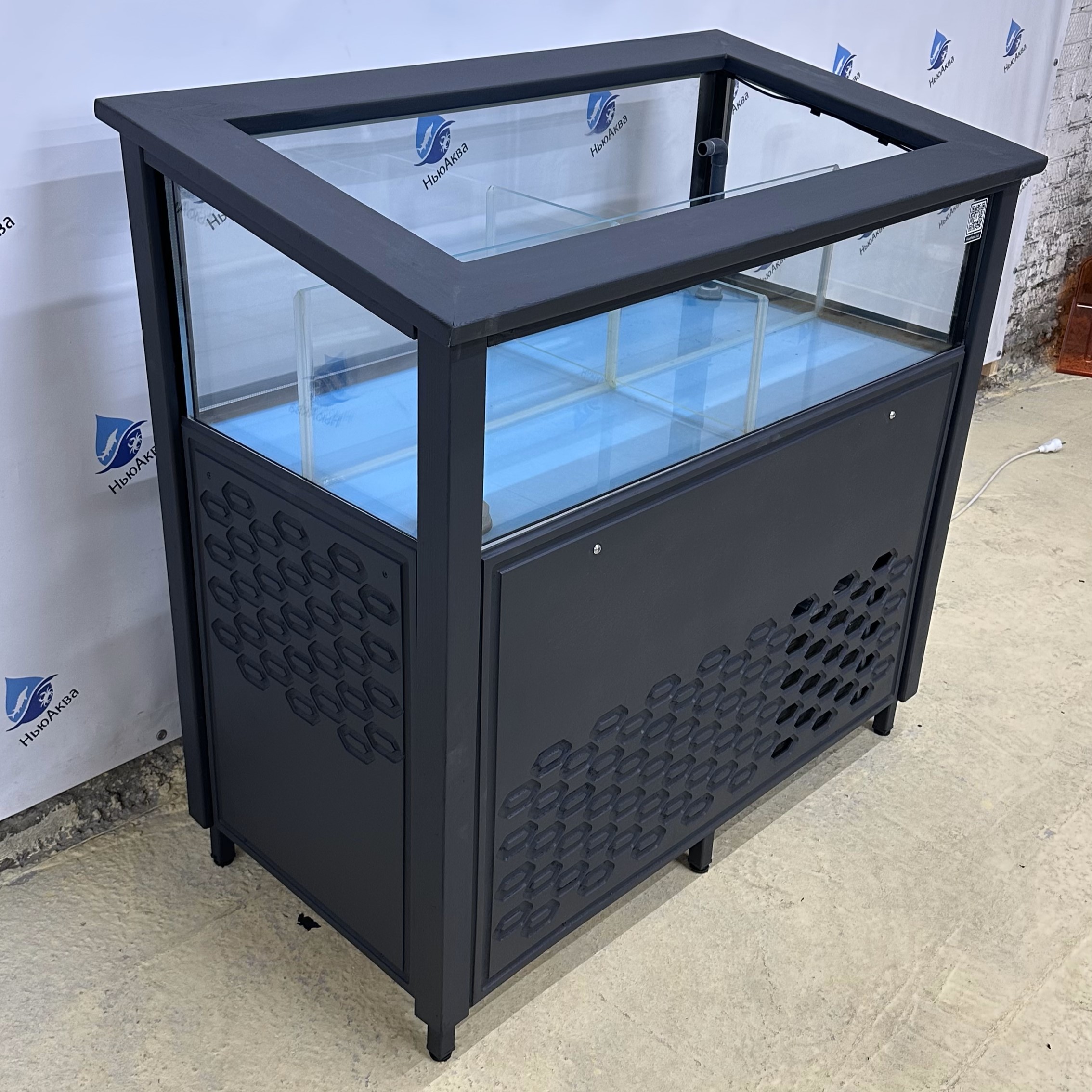 Аквариум в аренду для морепродуктов. Вид слева.