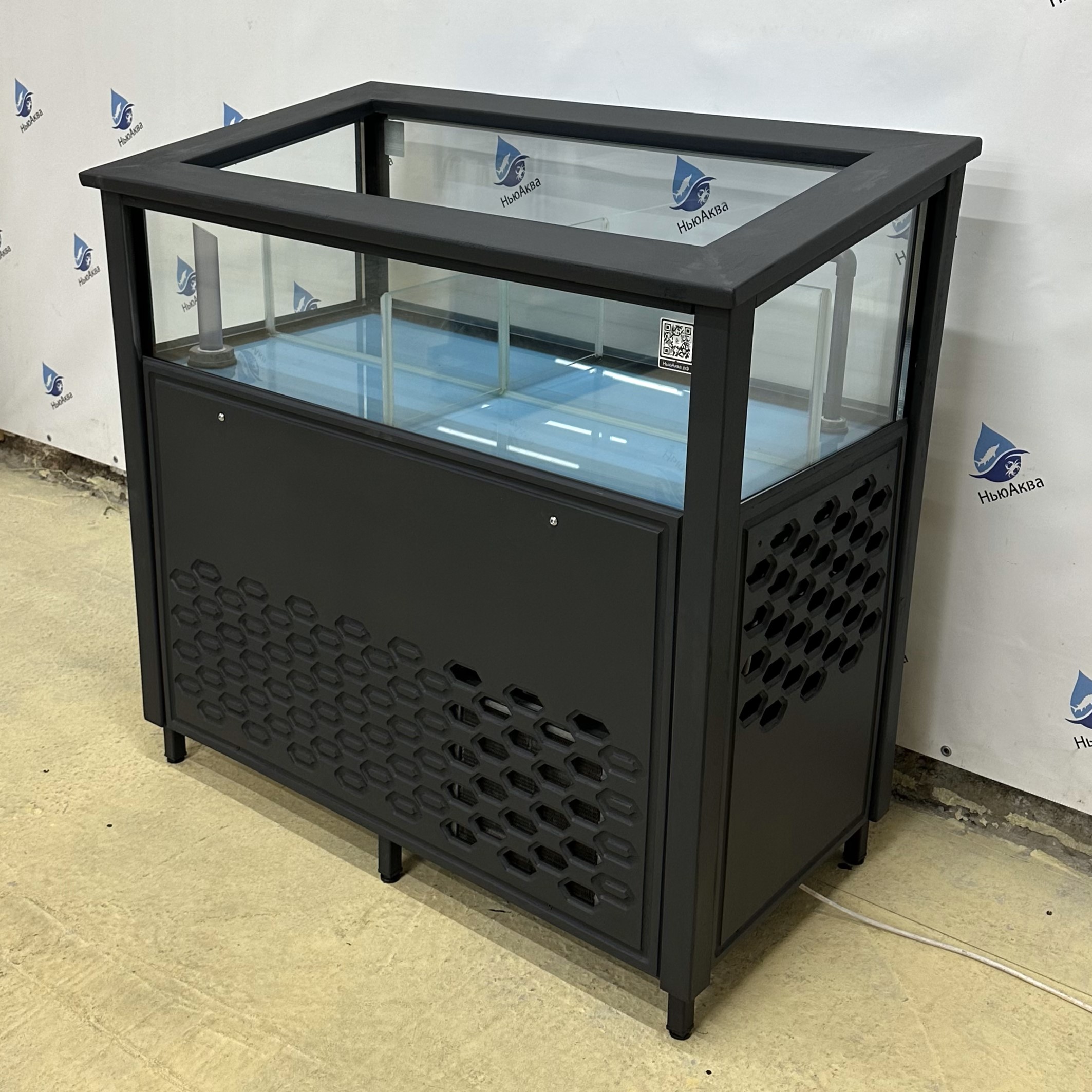 Аквариум в аренду для морепродуктов. Вид справа.