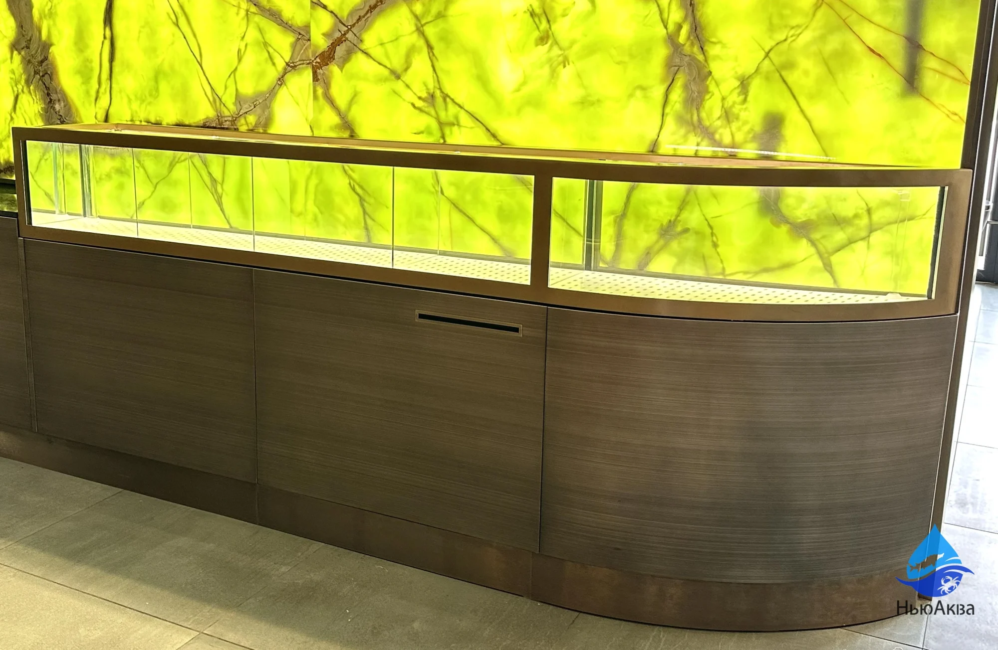 Аквариум с радиусным стеклом для ресторана