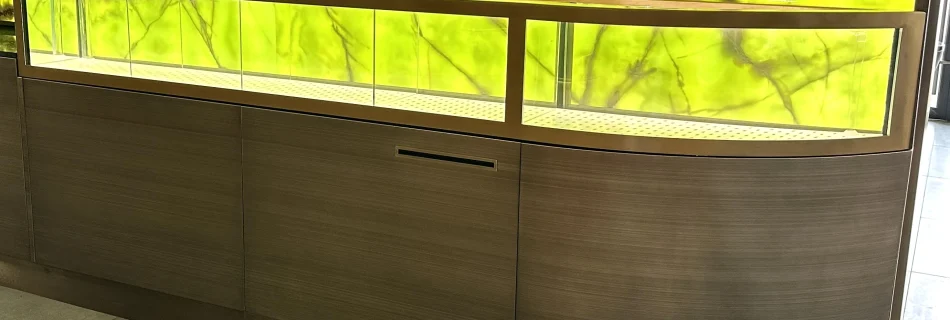 Аквариум с радиусным стеклом для ресторана